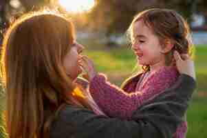 Foto gratuita vista laterale felice della madre e della ragazza