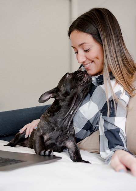 Foto gratuita ragazza felice che gioca con il suo cagnolino