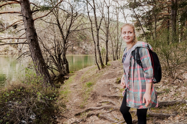 Foto gratuita ragazza felice in posa prima di iniziare a camminare