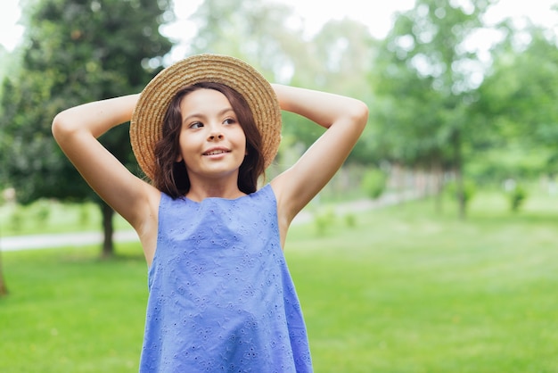 Foto gratuita ragazza felice che posa in natura