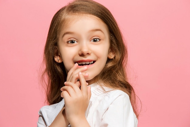 Foto gratuita ragazza felice in piedi e sorridente