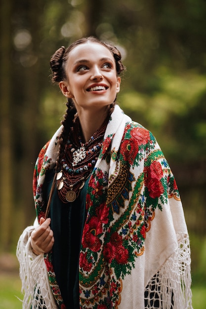 전통적인 우크라이나 옷 미소에 행복 한 여자