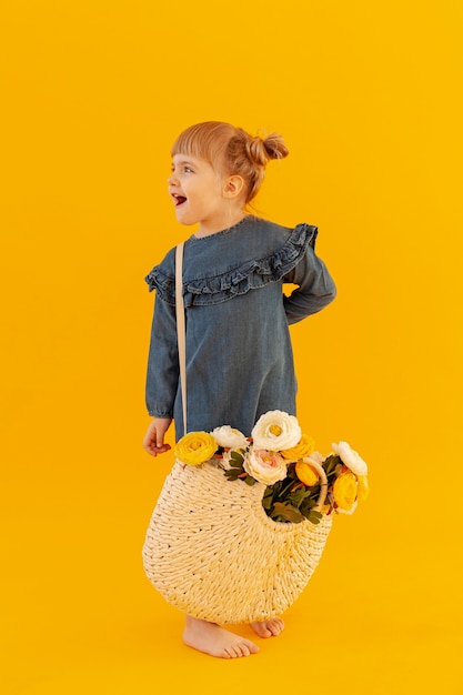 Счастливая девушка в цветочной корзине