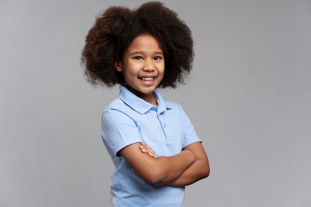 Foto gratuita ragazza felice con i capelli adorabili che sorride