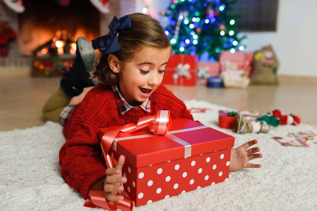 クリスマスの装飾品や贈り物と幸せな女の子