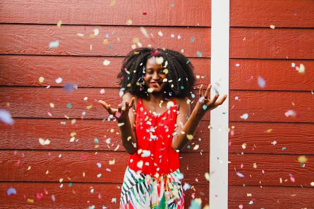 Foto gratuita ragazza felice con confetti