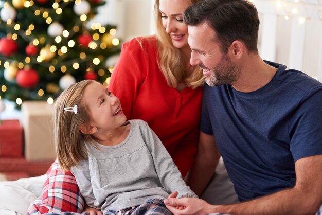 Счастливая девушка с семьей во время Рождества