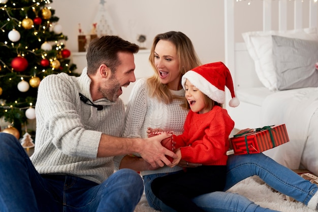 クリスマスの時期に家族と幸せな女の子