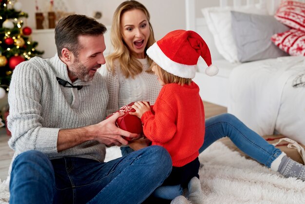 Счастливая девушка с семьей во время Рождества