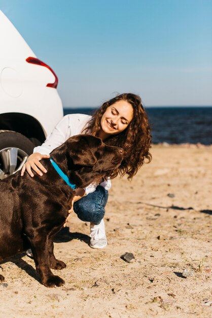 ビーチで彼女の犬と一緒に幸せな女の子