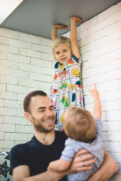 Foto gratuita ragazza felice con il padre e il fratello