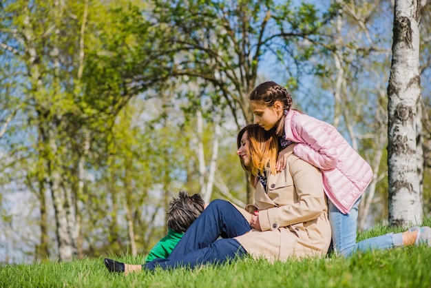 彼女の母親と公園の犬と幸せな女の子