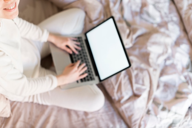 Ragazza felice con il computer portatile e alzando lo sguardo