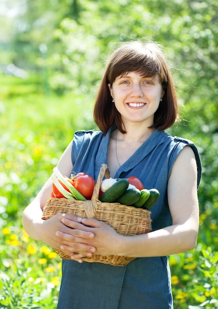 Счастливая девушка с овощами