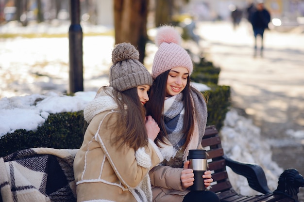 Ragazze felici in una città d'inverno