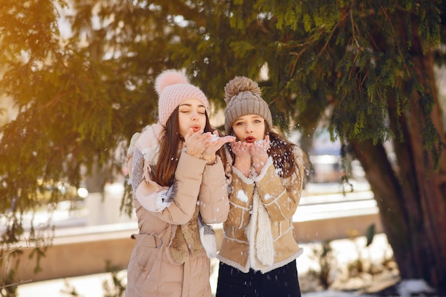 Счастливые девушки в зимнем городе