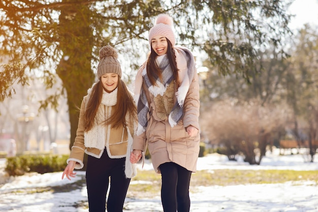 Счастливые девушки в зимнем городе