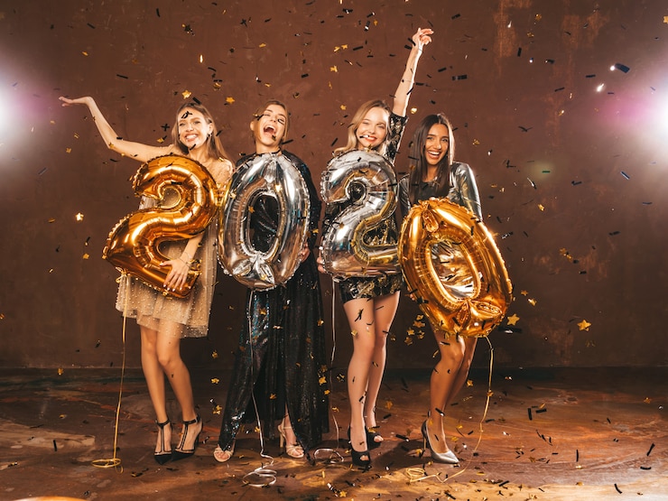 免費 Photo 穿着时尚性感派对服装的快乐漂亮的女孩 拿着金银2020年气球