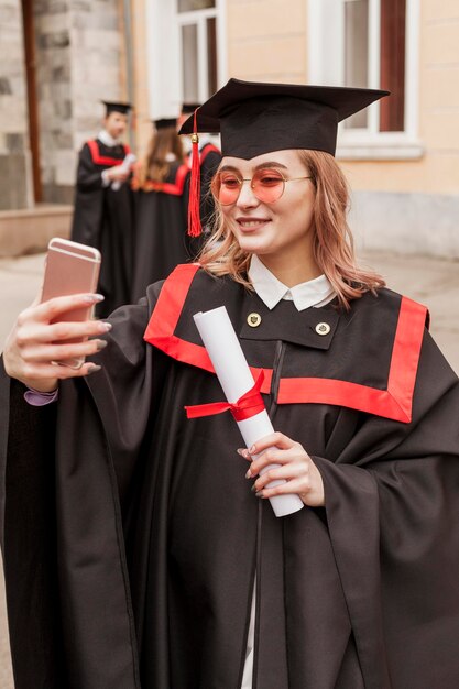 행복 한 졸업 된 학생 selfie를 복용