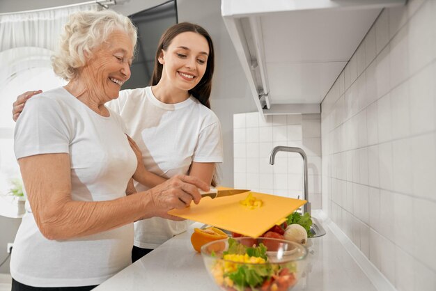 Счастливая бабушка и внучка готовят вместе