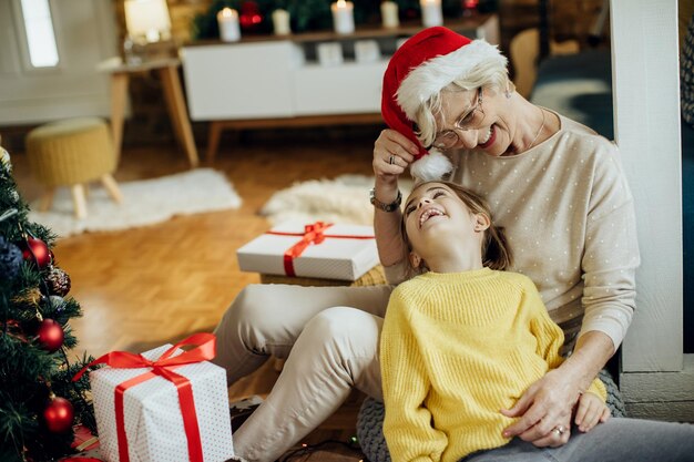 Счастливая бабушка и внучка веселятся на Рождество дома