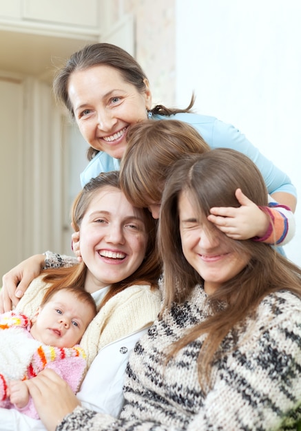 Счастливая бабушка с дочерьми и внучками