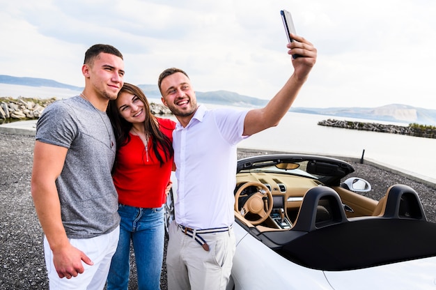 Felice gruppo di amici che prendono un selfie