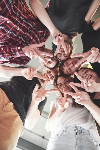 Foto gratuita felice gruppo di amici con le mani insieme nel mezzo