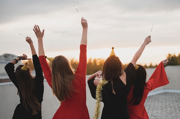 Felice gruppo di donne che ammirano il tramonto