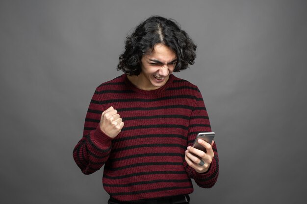 スマートフォンで幸せな男