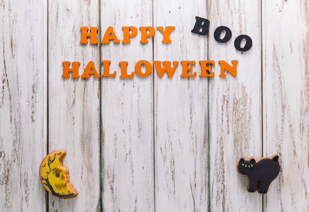 Foto gratuita abbonamento felice di halloween e due biscotti carini