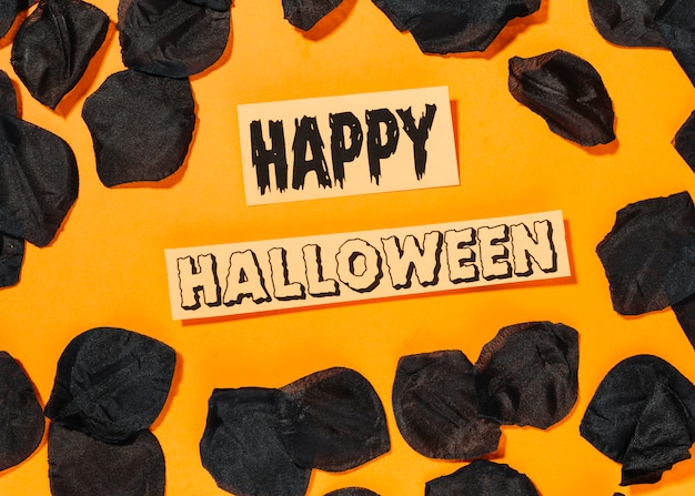 Бесплатное фото Счастливая надпись на хэллоуин с черными лепестками