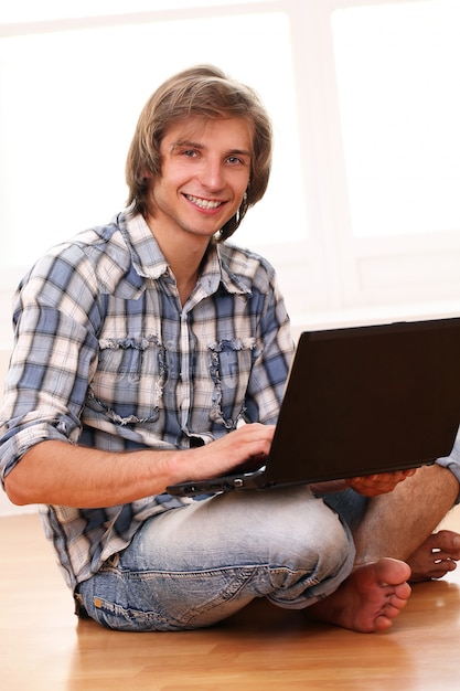 Free photo happy and handsome guy with laptop