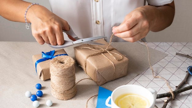 幸せなハヌカの休日はギフトの概念を作成します