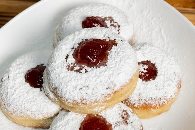 Ciambelle di alta vista di festa felice hanukkah con marmellata