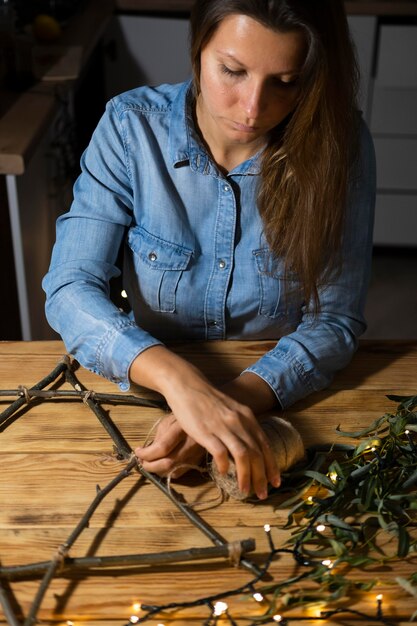 ユダヤ人のシンボルを作る幸せなハヌカの休日の女性