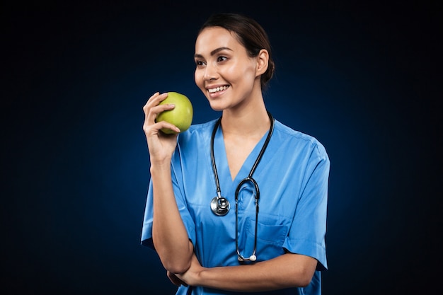 고립 된 녹색 사과 들고 행복 건강 한 의사
