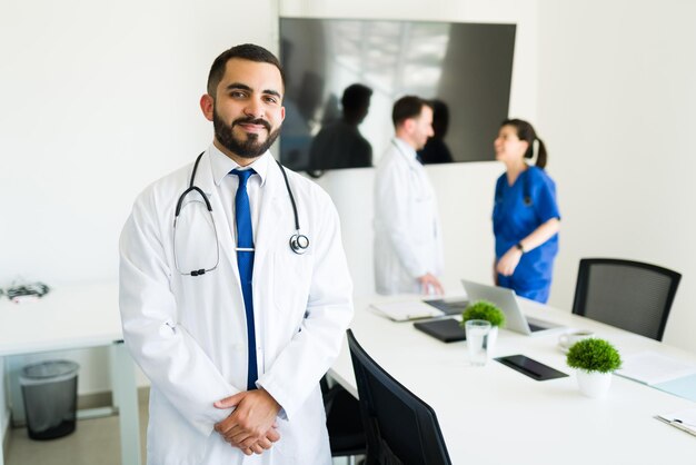 Рад помочь своим пациентам. Успешный латиноамериканский врач и директор больницы в белом халате готовятся к встрече с медицинской комиссией