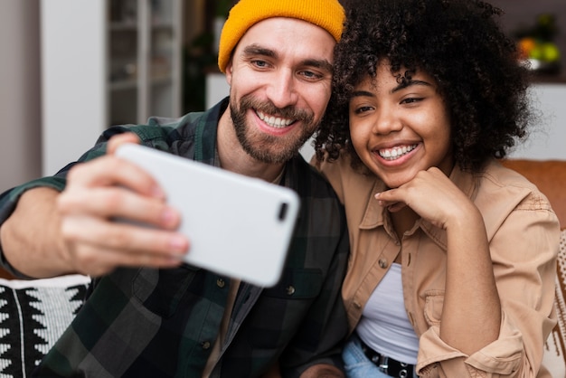 Selfieを取って幸せな流行に敏感なカップル