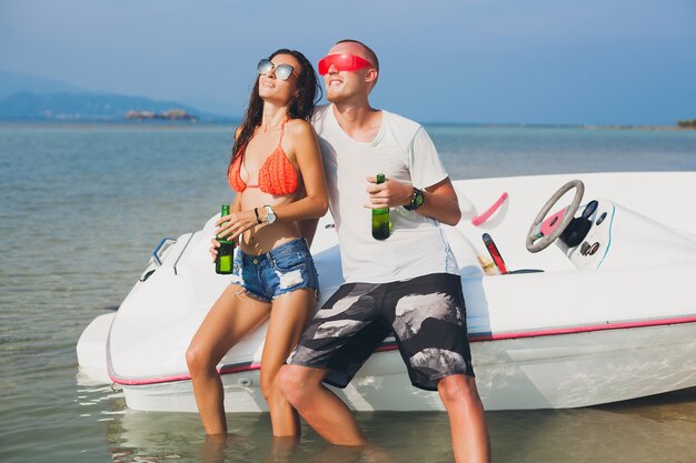 행복 힙 스터 여자와 바다에서 보트 여행 태국에서 여름 열대 휴가에 맥주를 마시는 남자, 해변에서 파티, 사람들이 함께 재미, 긍정적 인 감정