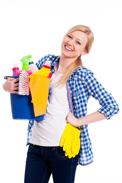 Бесплатное фото Счастливая домохозяйка, держащая уборочное оборудование