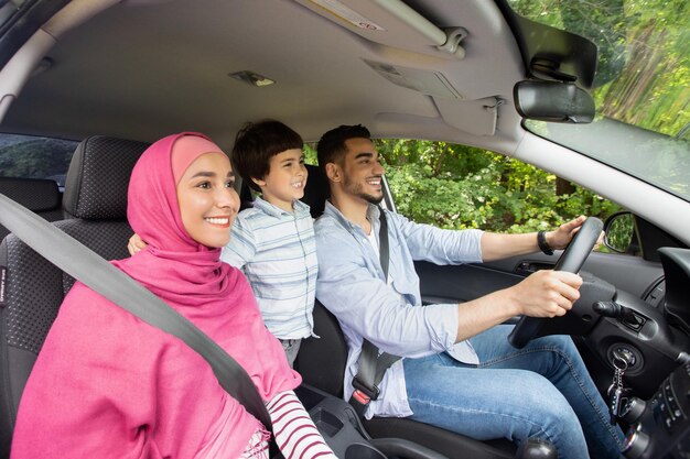 함께 차를 운전하는 작은 아들과 함께 3의 행복한 이슬람 가족