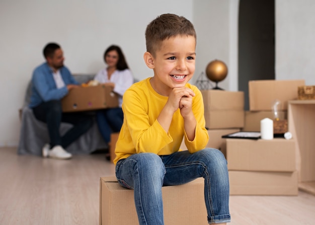 Foto gratuita bambino felice in una casa nuova di zecca