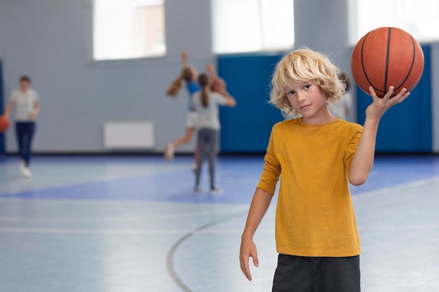 Foto gratuita bambino felice che si gode la sua lezione di ginnastica