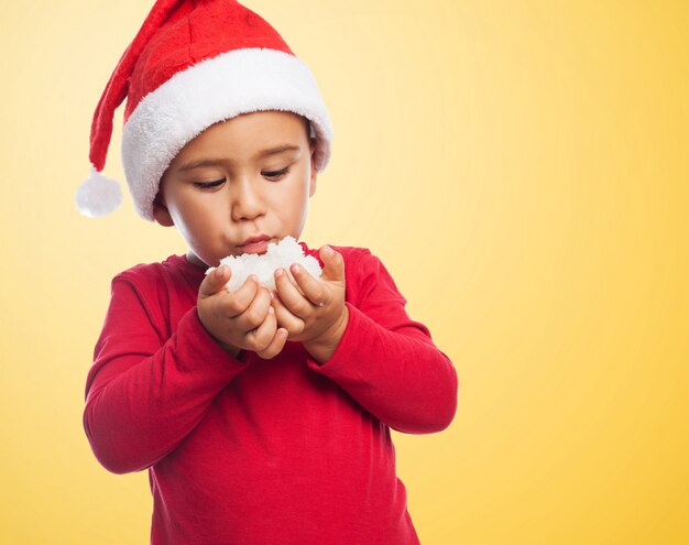 雪を楽しんで幸せな子供