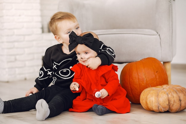 Bambino felice sulla festa di halloween. childhaving divertimento indoor. bby indossa il costume. concetto di bambini pronti per una festa.