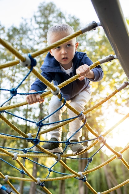 Bambino felice che gioca all'aperto