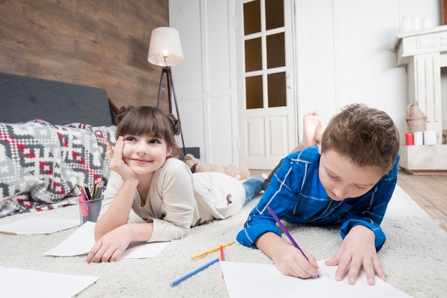 Счастливые дети делают домашнее задание