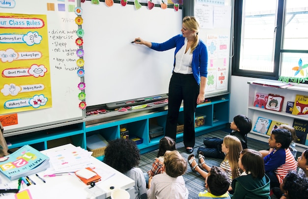 Foto gratuita bambini felici alla scuola elementare