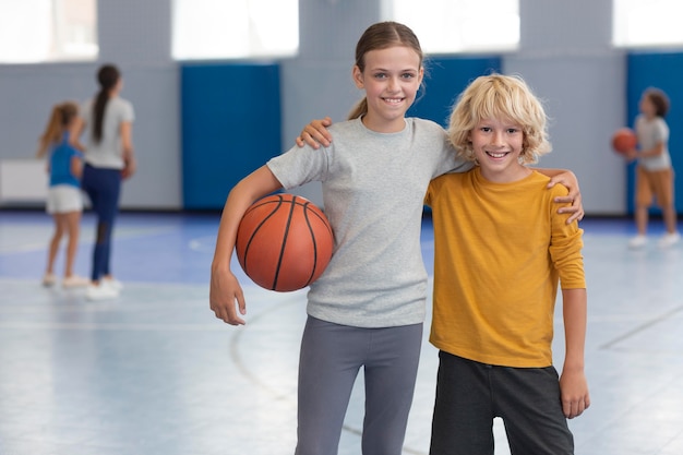 Bambini felici che si godono la lezione di ginnastica